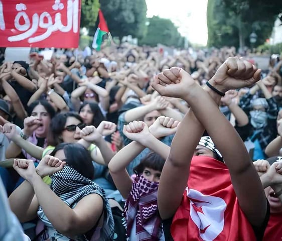 Étudiants en Tunisie protestant contre la dictature de kais said, dénonçant la répression politique,