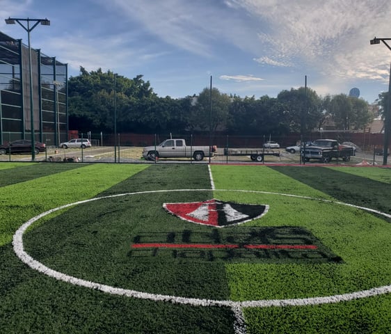 Instalación de césped sintético en un campo de fútbol en Guadalajara por Pasto Sintético Aldrete
