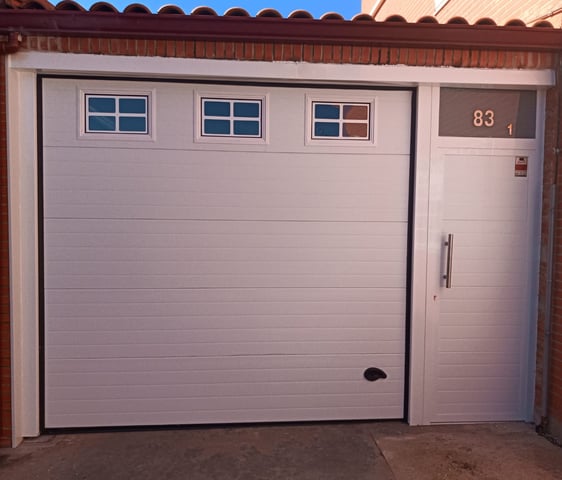 Puerta de garaje seccional con motor en Fuenlabrada