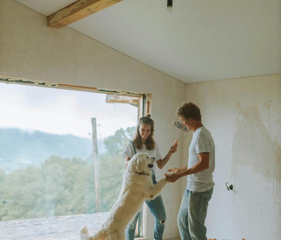 Un jeune couple est heureux d'obtenir des primes pour leur rénovation en Wallonie