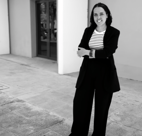 mujer en la puerta de su estudio
