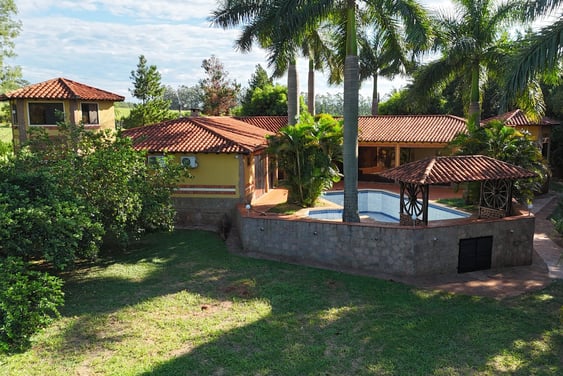Exklusives Anwesen in Independencia – 4000 m² Grundstück mit Wohnhaus, Pool und Gästeapartment 
