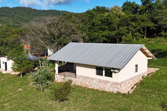 Zur Miete: Moderner Bungalow mit Bergblick bei Melgarejo, Colonia Independencia