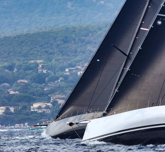 barcos regata compitiendo