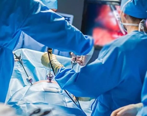 dr casuscelli effettuando intervento in laparoscopia