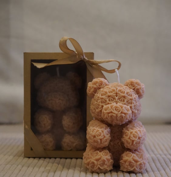 Deux oursons beiges moulés dont un dans sa boite d'envoie