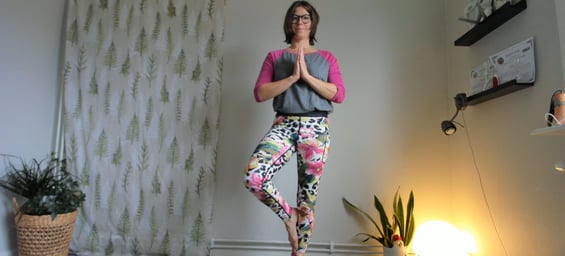 lärare i återhämtningsyoga Sara Edfast yogar