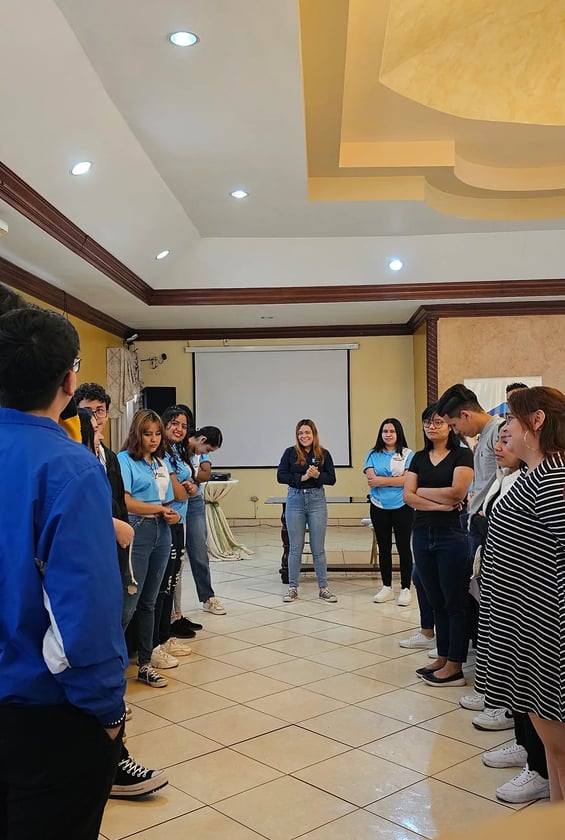 Jóvenes dialogando