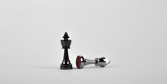 Duas peças de xadrez uma deitada e outra em pé representando desafios. Grupos de desafio sobre ansiedade. Aprenda a ser maior