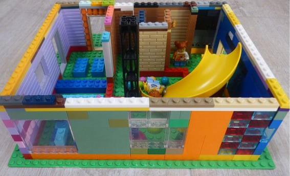 parque de bolas con piezas de LEGO. Niños jugando en un parque, tobogan, colchonetas LEGO.