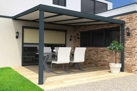 Pergola adossée en aluminium avec lames orientables installée sur une terrasse en bois