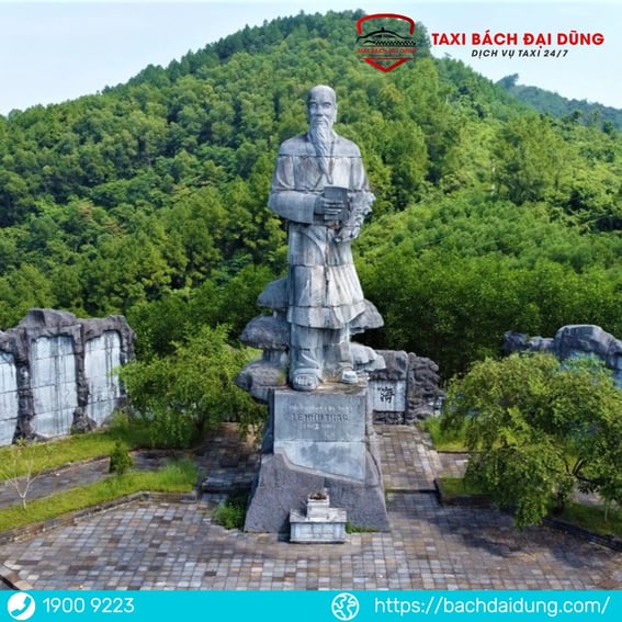 Tượng đài Hải Thượng Lãn Ông ở đỉnh núi Minh Tự, thôn Hải Thượng, xã Sơn Trung, huyện Hương Sơn, Hà