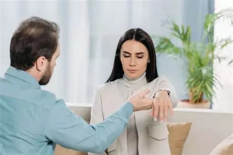 Femme en état hypnotique avec lévitation du bras gauche initiée par son thérapeute