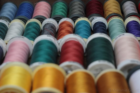 Photos de bobines de fils colorés - - La Nuance du Couac - Tailleuse couturière