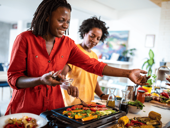 Un moment agréable autour d'une plancha pour un repas nutritionnel équilibré et convivial