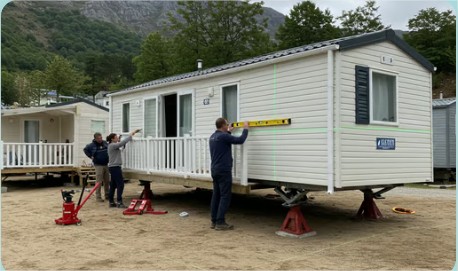 "Herramientas profesionales utilizadas para la nivelación de casas móviles y bungalow