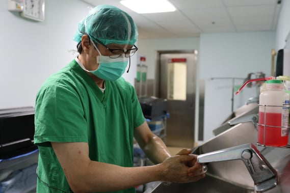 Dr. Wen se preparando para realizar uma cirurgia no cérebro.