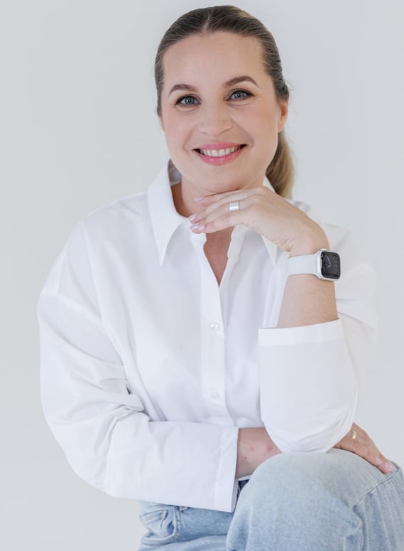 Sittende grafisk designer Rasa June er klar for rådgivning – design.