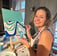 Une fille qui fait une peinture et qui participent à une soirée paint and sip , apéro peinture