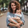 mulher com o filho no colo foto para perfil instagram