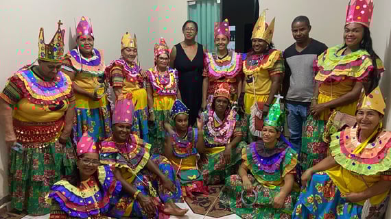 Grupo das Ciganinhas com trajes coloridos e coroas, símbolo da cultura e tradição quilombola