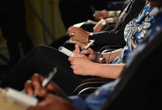 deux femmes prenant des notes sur un carnet