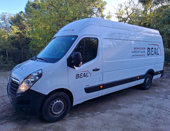 Furgoneta Movano extralarga BEAL Servicios logísticos