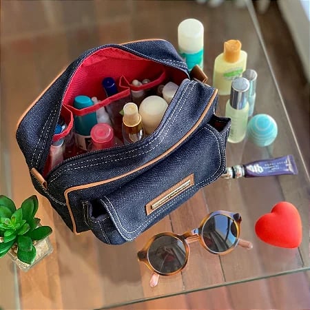 Necessarie aberta e cheia de produtos