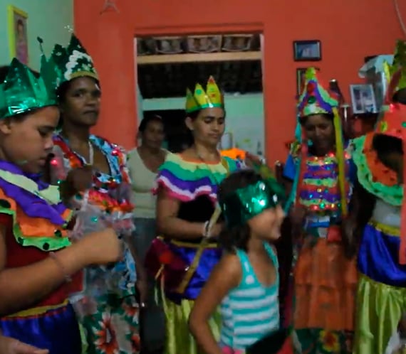 Crianças e mulheres com coroas e roupas coloridas participam de celebração do Reizado em São Tomé
