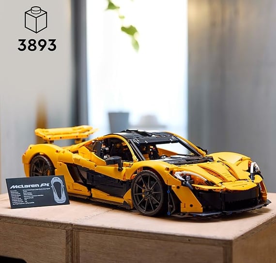 Vista frontale della McLaren P1 LEGO, con riproduzione precisa della griglia e dei fari