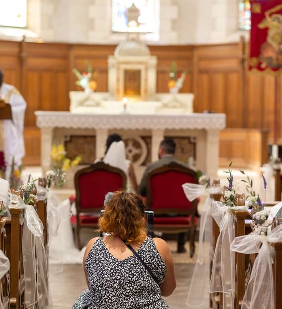 Vidéaste de mariage en plein tournage pendant la cérémonie