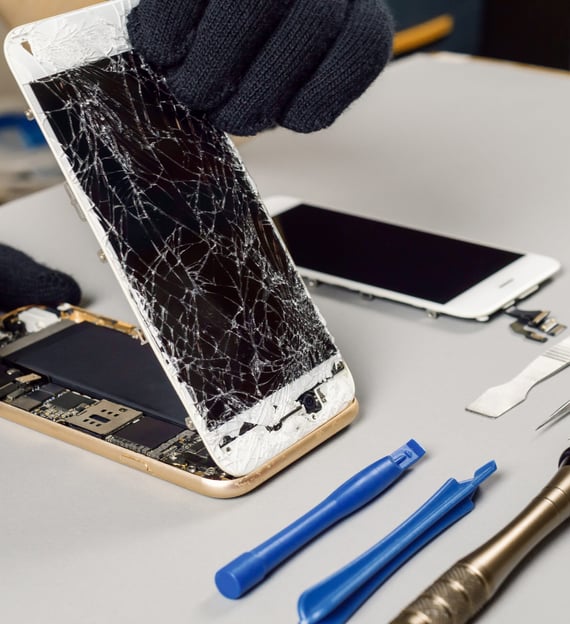 On voit un Iphone cassé, entrain de se faire changer l'écran