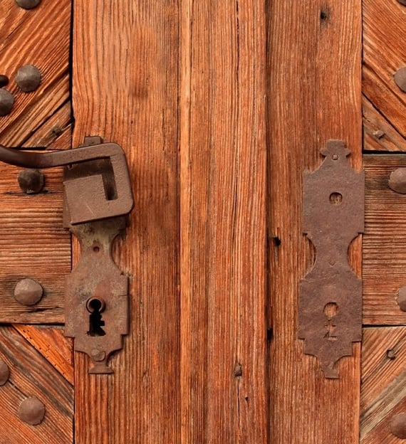 puerta de madera muy antigua -Virutas Ibiza