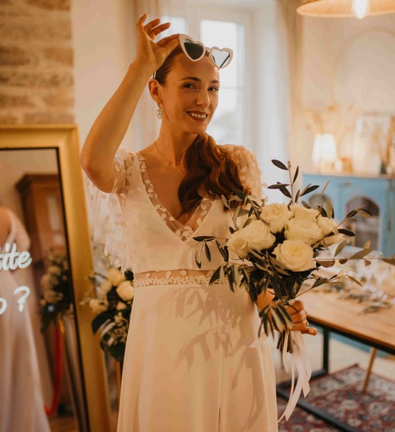 Une mariée se prenant en photo avec un photobooth lors d'un mariage