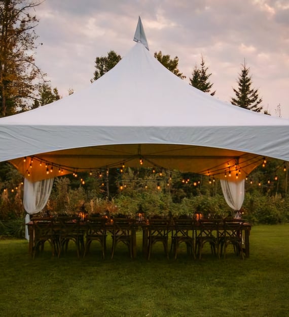 Carpa 20x20 en el patio de una casa, adornada con luces, sillas, mesas
