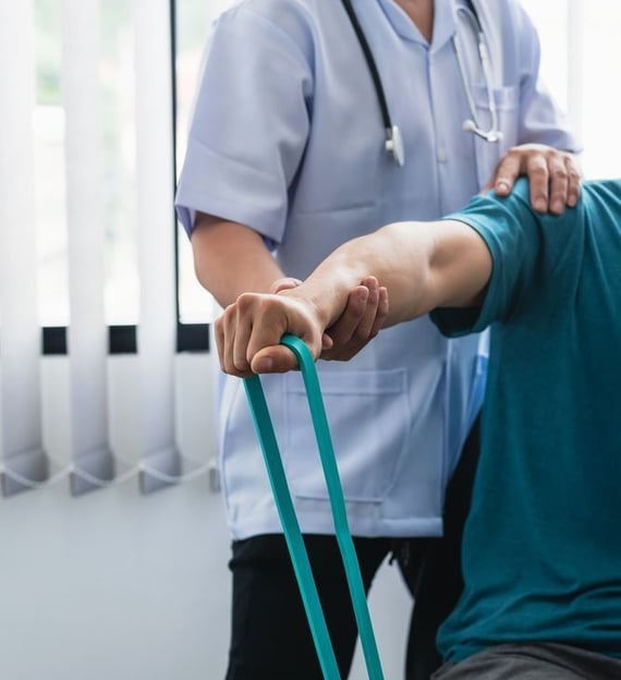Tratamiento de contractura muscular con fisioterapia y gomas en Toledo