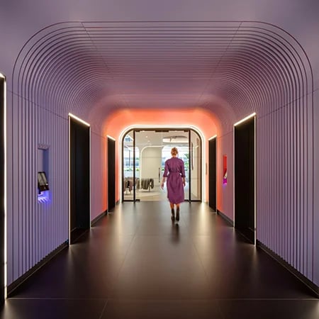Vue d'un couloir en arche dans les tons violets