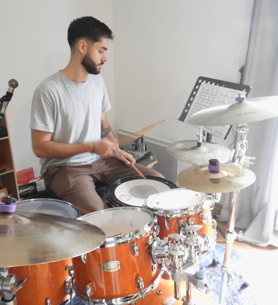 professeur batterie entrain d'enseigner