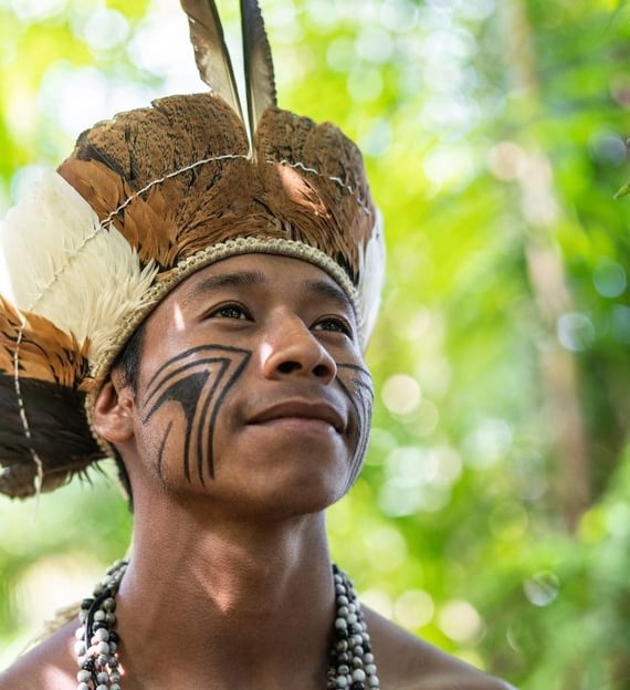 Indigena cotemplando a natureza