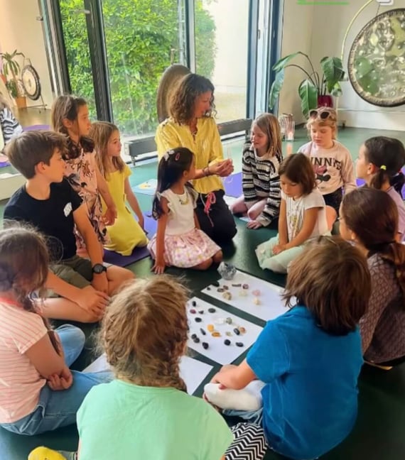 children and teacher at Zurich Rock Club crystal workshop for kids