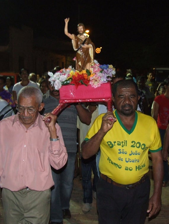 Procissão noturna com imagem de São João durante festa tradicional em comunidade quilombola