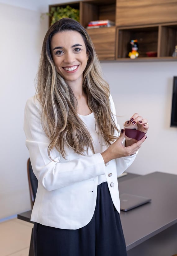 Terapeuta ocupacional Amanda Magesto em seu consultório, reabilitação da mão e membros superiores