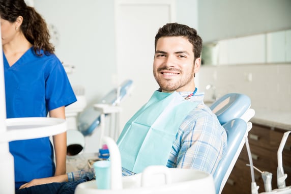 Paziente felice e sorridente dal dentista dopo le sue cure dentali