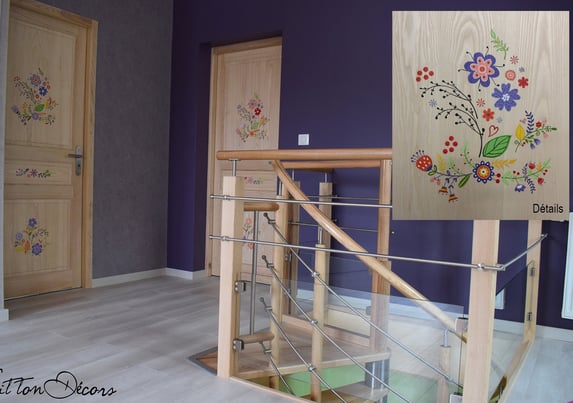 Vue d'ensemble d'un intérieur dont les portes sont décorées sur mesure avec des motifs originaux.