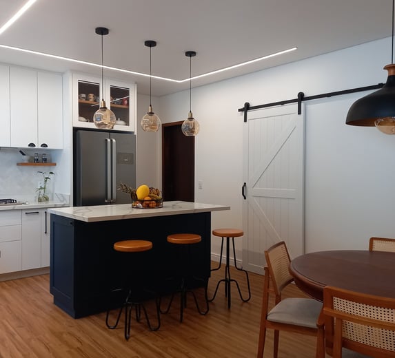 cozinha branca com copa e despensa