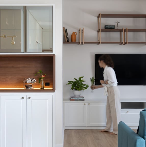 sala em tons neutros e nicho com fita de led