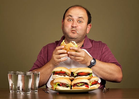 hombre gordo comiendo