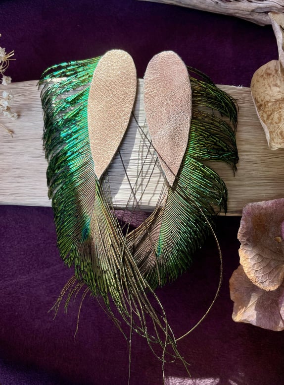 boucles d'oreilles en cuir doré et plumes de paon asymétriques