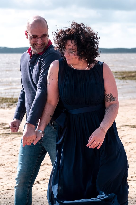 Couple dansant sur la plage