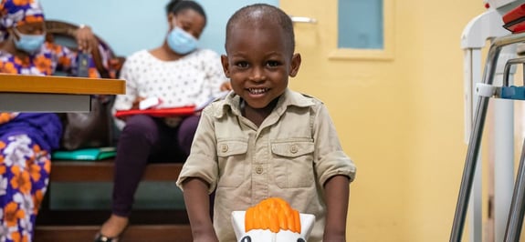 Image d'un enfant atteint de cancer qui a le sourire